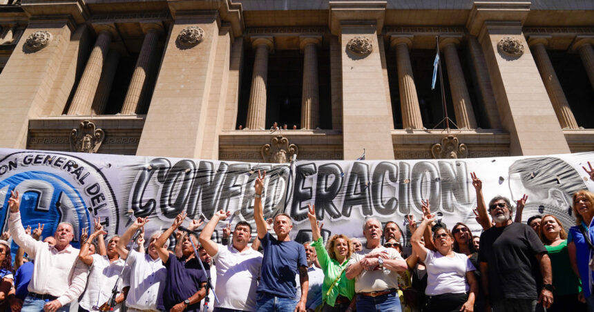 en-la-previa-al-dia-del-trabajador,-la-cgt-marcha-a-plaza-de-mayo-y-ya-imagina-un-nuevo-paro-general-contra-milei