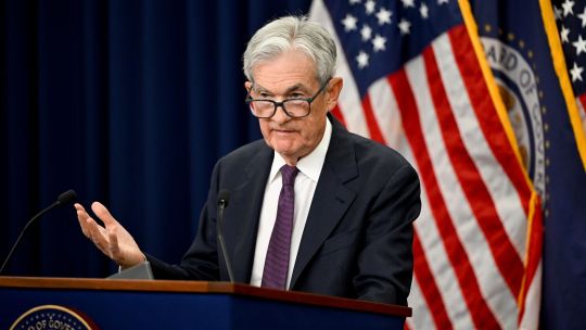 acciones-y-bonos-caen-tras-divisiones-en-la-fed-por-efectos-de-conflicto-en-medio-oriente