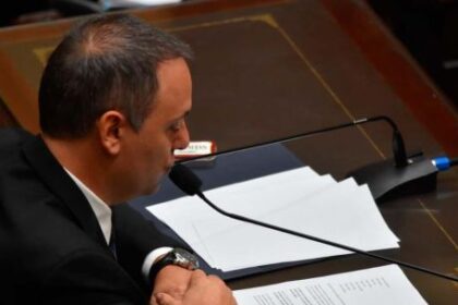 adorni-y-la-sugestiva-sombra-de-una-conversacion-win-win-a-los-lados-de-la-ultrapolarizacion-que-divide-a-diputados