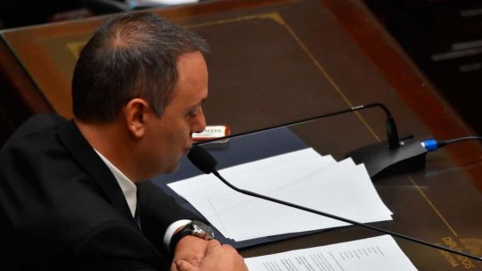 adorni-y-la-sugestiva-sombra-de-una-conversacion-win-win-a-los-lados-de-la-ultrapolarizacion-que-divide-a-diputados