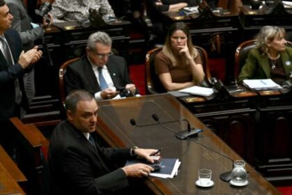 manuel-adorni-en-el-congreso:-los-memes-que-dejo-su-exposicion-y-la-reaccion-en-redes