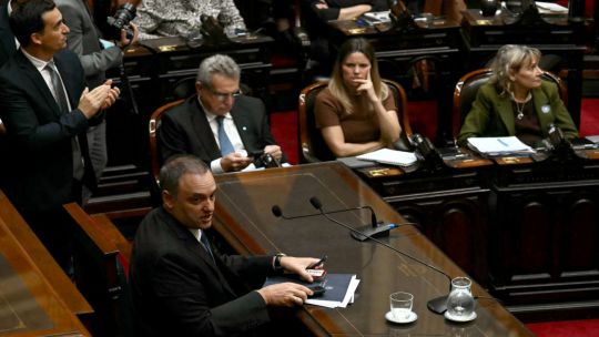 manuel-adorni-en-el-congreso:-los-memes-que-dejo-su-exposicion-y-la-reaccion-en-redes