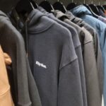 con-la-llegada-del-frio,-los-abrigos-colman-las-vidrieras-en-posadas:-promociones,-precios-competitivos-y-un-consumidor-mas-informado
