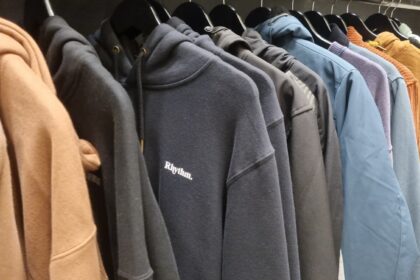 con-la-llegada-del-frio,-los-abrigos-colman-las-vidrieras-en-posadas:-promociones,-precios-competitivos-y-un-consumidor-mas-informado