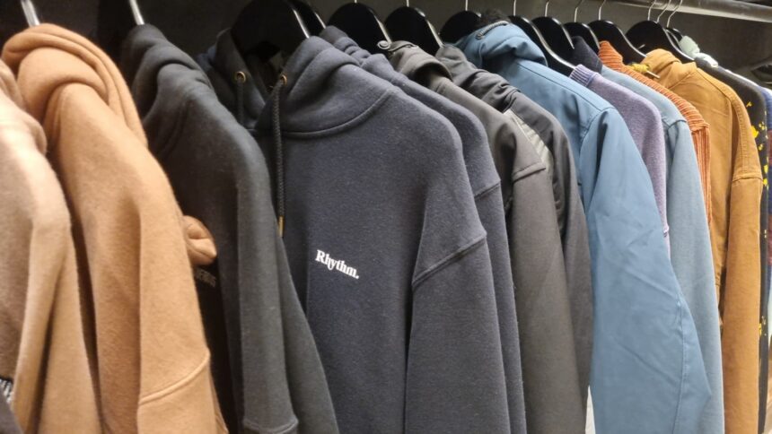 con-la-llegada-del-frio,-los-abrigos-colman-las-vidrieras-en-posadas:-promociones,-precios-competitivos-y-un-consumidor-mas-informado
