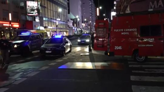 incendio-en-avenida-corrientes:-10-heridos-y-un-detenido-que-habria-iniciado-el-fuego