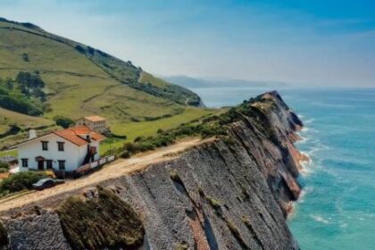 espana-lejos-de-la-masividad:-el-pais-vasco-suma-gastronomia-de-nivel-y-una-costa-de-ensueno