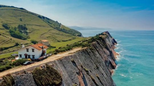 espana-lejos-de-la-masividad:-el-pais-vasco-suma-gastronomia-de-nivel-y-una-costa-de-ensueno