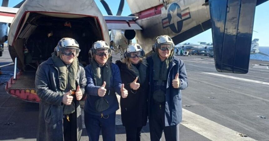 javier-milei-visita-el-portaaviones-nimitz,-la-inmensa-nave-a-propulsion-nuclear-de-los-estados-unidos-que-navega-por-argentina