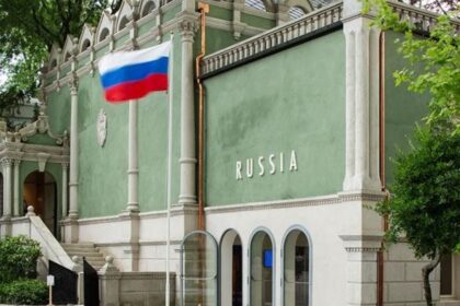 crisis-en-venecia:-el-jurado-de-la-bienal-renuncio-tras-el-conflicto-por-la-participacion-de-rusia;-argentina-viaja-con-matias-duville