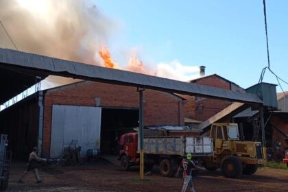 bomberos-controlaron-un-incendio-en-una-cooperativa-yerbatera-de-jardin-america