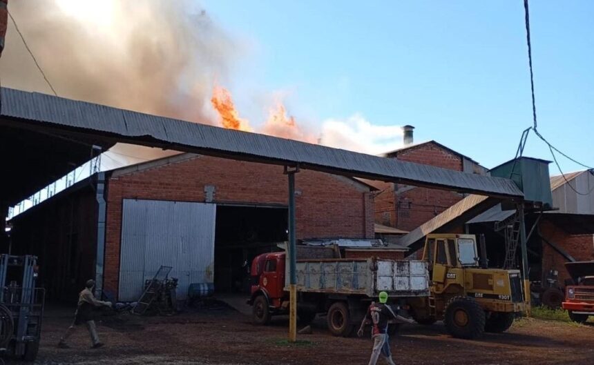 bomberos-controlaron-un-incendio-en-una-cooperativa-yerbatera-de-jardin-america
