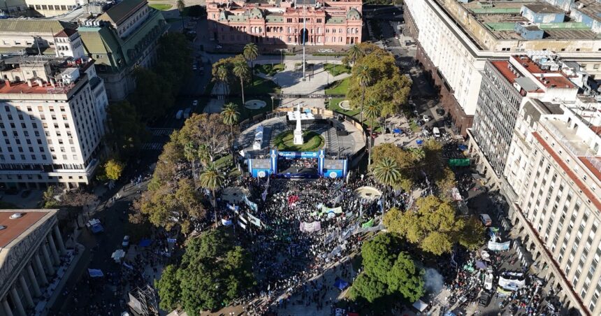 la-cgt-marcho-por-el-dia-del-trabajador:-llamo-a-profundizar-“la-lucha”-contra-el-modelo-economico-pero-pateo-la-definicion-de-un-nuevo-paro