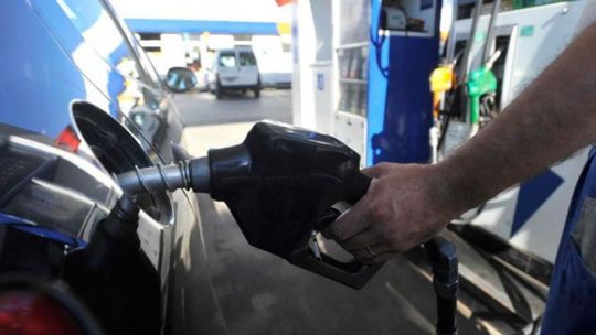 la-guerra-ya-golpea-el-bolsillo-en-el-golfo:-emiratos-sube-hasta-33%-la-nafta-y-72%-el-diesel