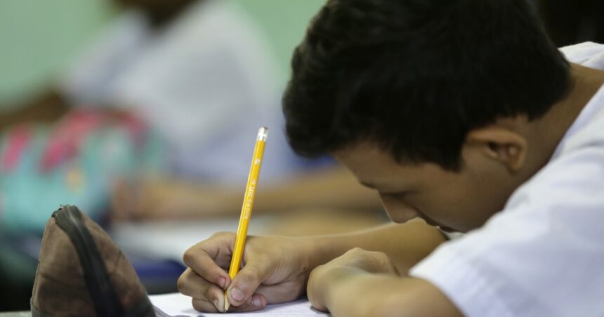 ayuda-escolar-anses-abril-2026:-cuanto-se-cobra-y-cuando-pagan-el-extra-de-$85.000