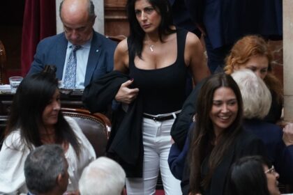 juliana-santillan-le-echo-la-culpa-a-su-cm-de-redes-sociales-por-el-escandalo-de-“checoslovaquia”