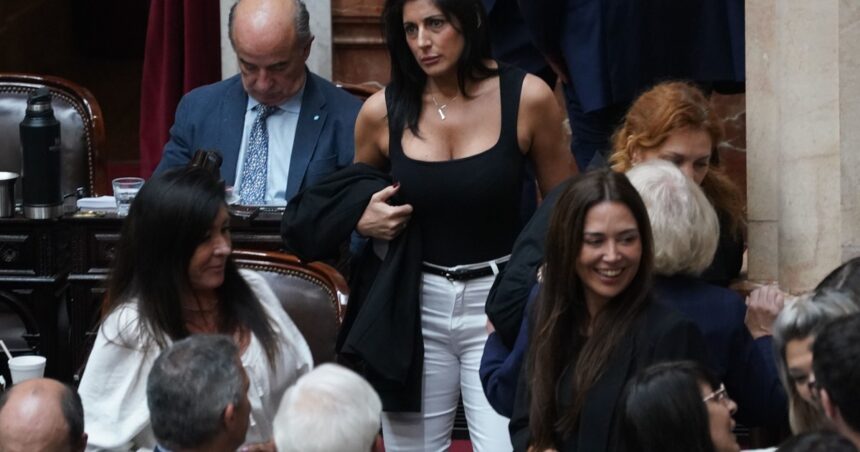 juliana-santillan-le-echo-la-culpa-a-su-cm-de-redes-sociales-por-el-escandalo-de-“checoslovaquia”
