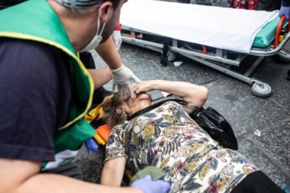 confirmaron-el-procesamiento-de-un-policia-federal-por-empujar-a-una-mujer-de-82-anos-en-una-marcha-de-los-jubilados