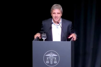 “me-dan-ganas-de-cagarlos-a-patadas-en-el-culo”:-el-exabrupto-de-caputo-contra-los-economistas-que-piden-devaluar
