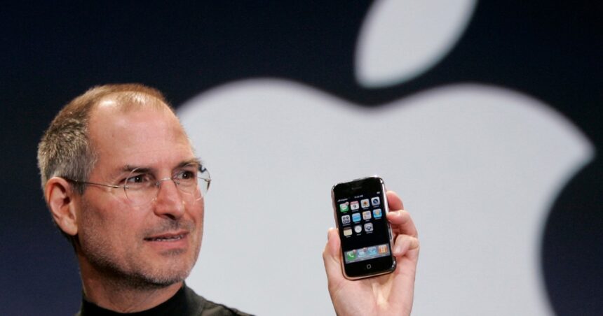 apple-cumple-50-anos:-por-que-en-argentina-sigue-siendo-una-marca-de-lujo