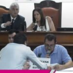 escandalo-en-la-legislatura:-interpelacion-a-dudik-termino-sin-quorum-tras-cruces-y-un-cartel-que-volo-por-el-recinto