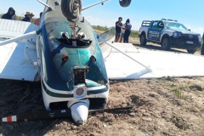 milagro-de-semana-santa-en-corrientes:-una-avioneta-volco-tras-un-aterrizaje-de-emergencia-y-sus-tripulantes-resultaron-ilesos