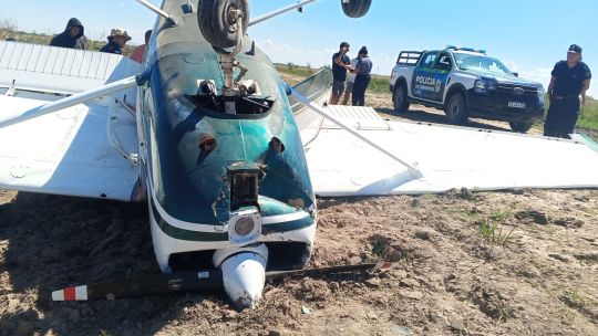 milagro-de-semana-santa-en-corrientes:-una-avioneta-volco-tras-un-aterrizaje-de-emergencia-y-sus-tripulantes-resultaron-ilesos