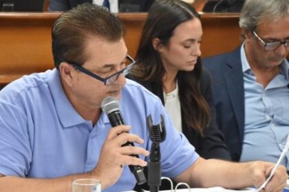 guerra-de-comunicados-tras-el-escandalo-en-la-legislatura:-el-oficialismo-habla-de-“papelon”-y-la-oposicion-de-“ajuste”