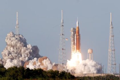 historico-|-la-nasa-lanzo-con-exito-la-mision-artemis-ii-a-la-luna-con-cuatro-astronautas-y-un-microsatelite-argentino-a-bordo