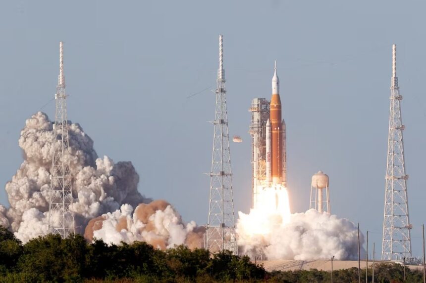 historico-|-la-nasa-lanzo-con-exito-la-mision-artemis-ii-a-la-luna-con-cuatro-astronautas-y-un-microsatelite-argentino-a-bordo