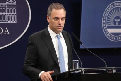 mas-del-70%-de-los-argentinos-cree-que-manuel-adorni-deberia-renunciar-tras-las-denuncias-por-corrupcion