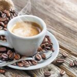 cafe-de-noche:-el-extrano-efecto-que-tiene-en-la-toma-de-decisiones