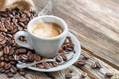 cafe-de-noche:-el-extrano-efecto-que-tiene-en-la-toma-de-decisiones