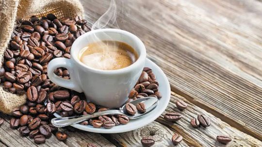 cafe-de-noche:-el-extrano-efecto-que-tiene-en-la-toma-de-decisiones