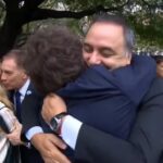 el-efusivo-abrazo-de-javier-milei-a-manuel-adorni-en-el-acto-por-malvinas