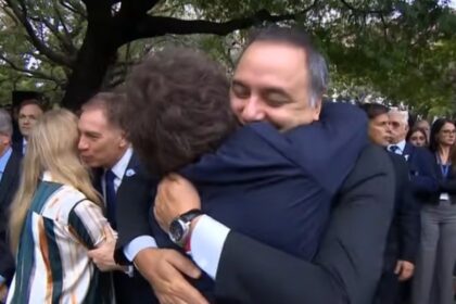 el-efusivo-abrazo-de-javier-milei-a-manuel-adorni-en-el-acto-por-malvinas