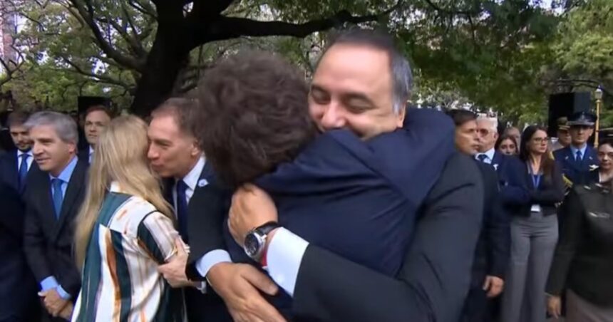 el-efusivo-abrazo-de-javier-milei-a-manuel-adorni-en-el-acto-por-malvinas