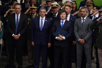 con-manuel-adorni-en-primera-fila,-javier-milei-encabezo-el-acto-por-el-aniversario-de-malvinas
