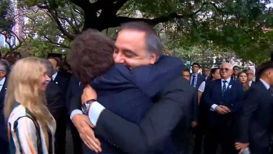 el-efusivo-abrazo-de-javier-milei-a-manuel-adorni:-apoyo-durante-el-acto-por-malvinas