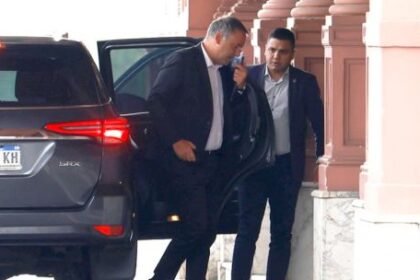 adorni-en-caida-libre:-7-de-cada-10-argentinos-pide-la-renuncia-del-jefe-de-gabinete