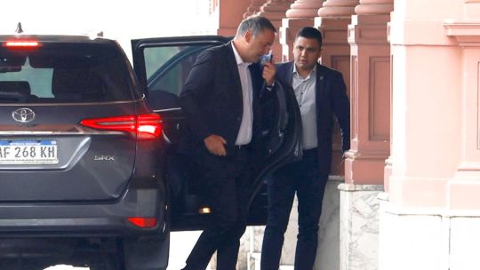 adorni-en-caida-libre:-7-de-cada-10-argentinos-pide-la-renuncia-del-jefe-de-gabinete