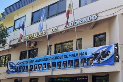 eldorado-mantiene-viva-la-memoria-de-malvinas-con-una-ofrenda-floral-y-un-homenaje-en-su-fachada-municipal