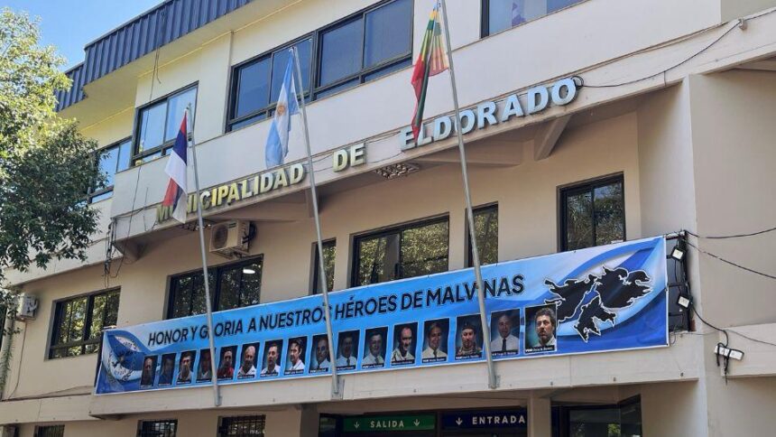 eldorado-mantiene-viva-la-memoria-de-malvinas-con-una-ofrenda-floral-y-un-homenaje-en-su-fachada-municipal