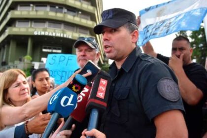 pese-al-bono-confirmado-por-el-gobierno,-las-fuerzas-de-seguridad-se-manifestaron-frente-al-edificio-centinela
