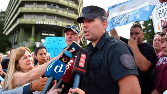 pese-al-bono-confirmado-por-el-gobierno,-las-fuerzas-de-seguridad-se-manifestaron-frente-al-edificio-centinela