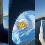 homenaje-en-el-cielo-de-posadas:-un-piloto-sobrevolo-la-costanera-con-una-bandera-argentina-en-honor-a-los-heroes-de-malvinas