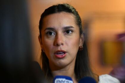 agostina-paez-viaja-a-santiago-del-estero-tras-pagar-la-fianza:-“no-puedo-creer-que-estoy-aca”