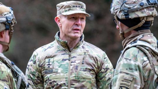 donald-trump-echo-al-jefe-del-ejercito-de-estados-unidos-en-plena-guerra-en-medio-oriente:-“era-hora-de-un-cambio”