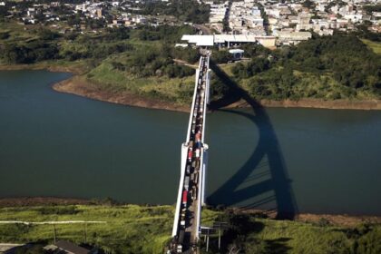 triple-frontera:-el-puente-de-la-amistad-ajusta-sus-operaciones-aduaneras-por-semana-santa
