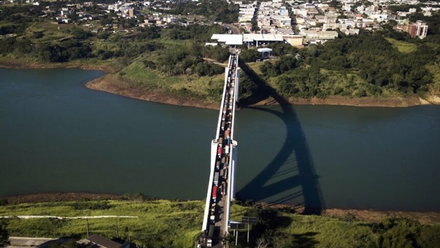 triple-frontera:-el-puente-de-la-amistad-ajusta-sus-operaciones-aduaneras-por-semana-santa